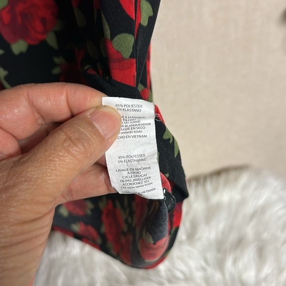 Gorgeous oversized‎ loose fitting black blouse with red roses. - Picture 7 of 8